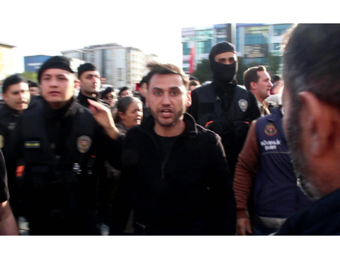 2024 yerel seçimleri sonrası Türkiye’de gazetecilere yönelik artan baskıları ve basın özgürlüğü tartışmalarını konu alan haber metni.