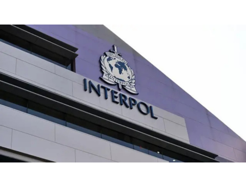 Interpol’ün 21 ülkede düzenlediği büyük çaplı operasyonla Batı Afrika kökenli “Black Axe” suç örgütüne darbe indirildiğini anlatan haber metni.